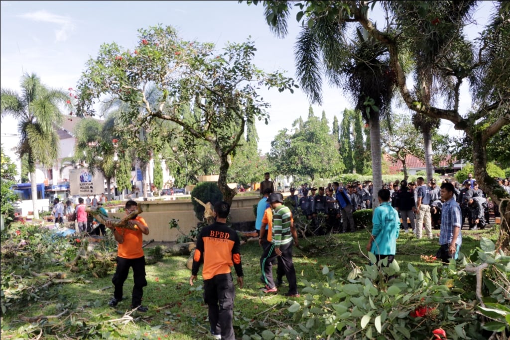 100 orang taruna/i SMKN 3 Pariaman berperan dalam Goro Pasar Rakyat Kota Pariaman